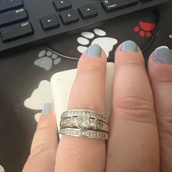 I am selling 14k white gold Diamond wedding ring - Picture 5 of 5